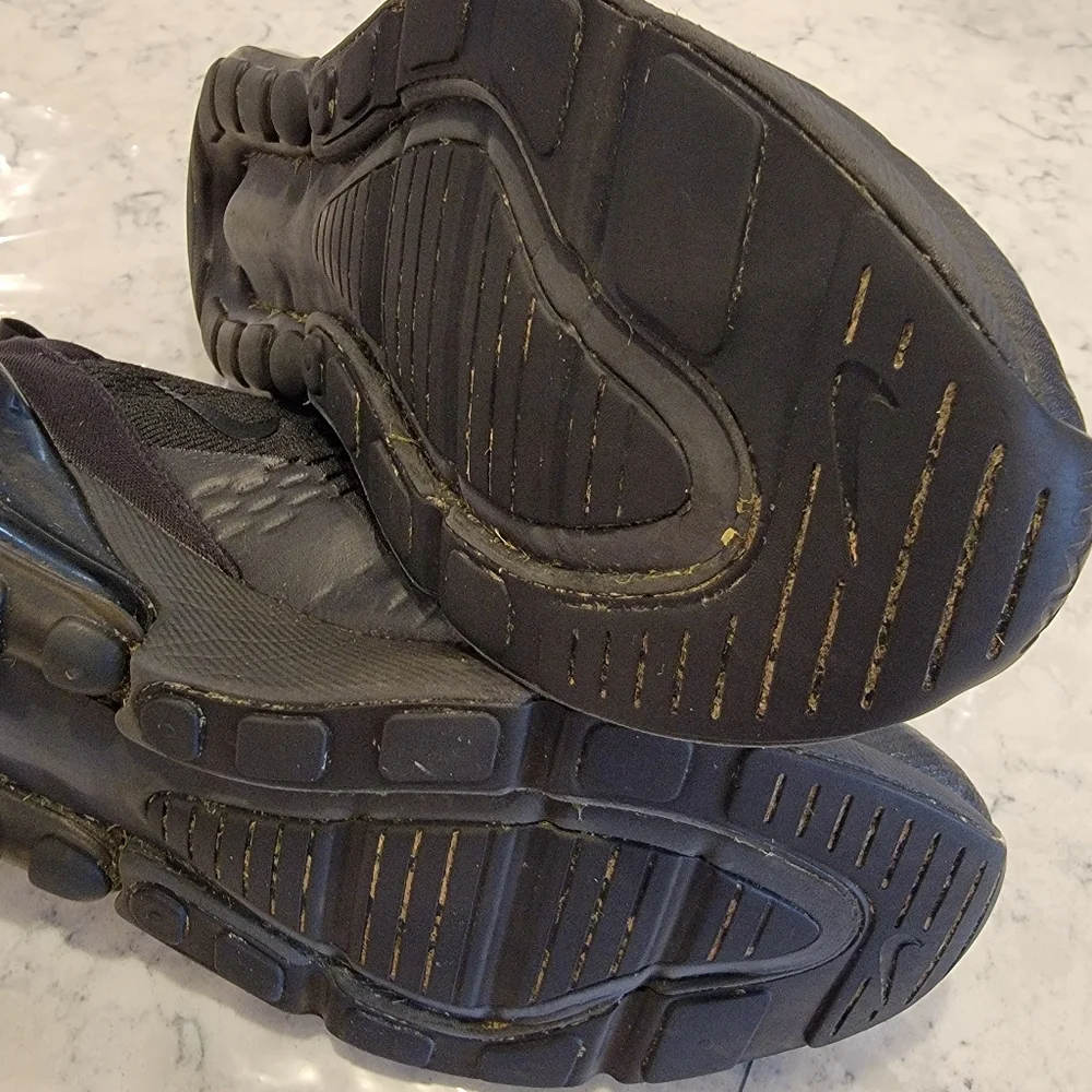 Nike Air Max 270 Mens 11.5 Triple Black Running Shoes Sneakers AH8050-005 - Picture 16 of 16